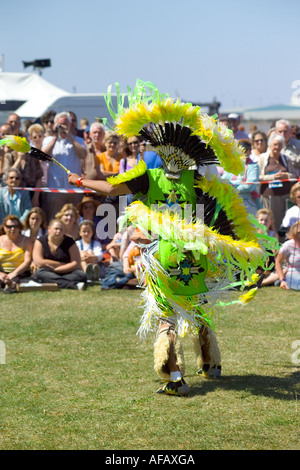 Danseurs amérindiens à l'événement culturel Gravesend promenade sur le Zone de loisirs sur la Tamise Banque D'Images