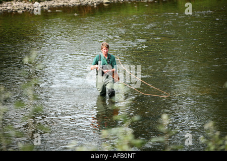 Pêcheur pêcheur La pêche à la mouche sur la rivière taff wales uk pour la truite ombre saumon Banque D'Images