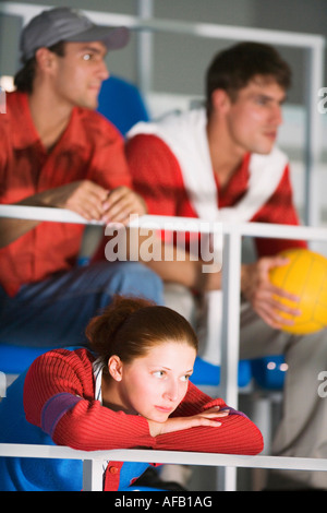 Les jeunes gens assis sur tribune Banque D'Images