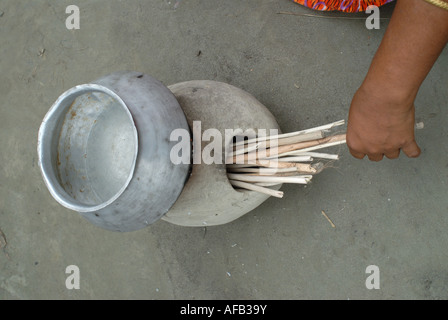 Du nord touchées par les inondations au Bangladesh 2007.De l'eau bouillante sur un réchaud portatif conçu pour utilisation en cas d'urgence. Banque D'Images