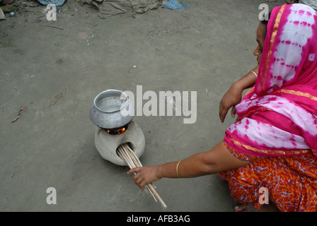 Le Bangladesh a touché l'inondation de 2007. L'eau bouillante sur un réchaud portatif conçu pour utilisation en cas d'urgence. Banque D'Images