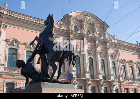 Statue par Piotr Klodt sur pont Anitchkov, la plupart sur la Rivière Fontanka dans Saint Petersburg Russie Banque D'Images