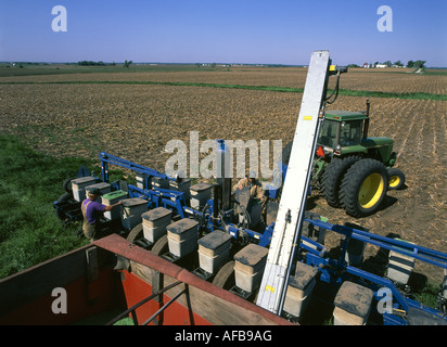 L'ABSENCE DE LABOURAGE LE SEMOIR À COMBLER AVEC LE SOJA PAR DE L'ÉLÉVATEUR CHARIOT DE TERRAIN CLÔTURE HOMMES LES COUVERCLES DE BAC REMPLI LORSQUE L'IOWA IOWA CITY Banque D'Images