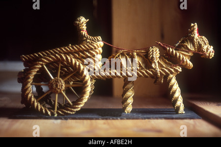 Cheval et panier Corn Dolly Banque D'Images