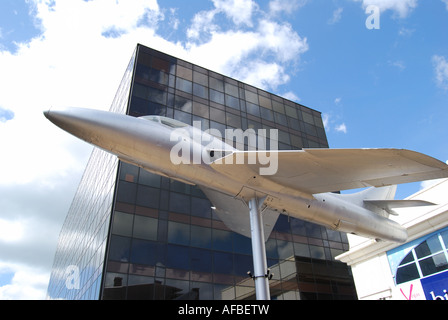 Hawker Hunter réplique avion, centre ville, Woking, Surrey, Angleterre, Royaume-Uni Banque D'Images