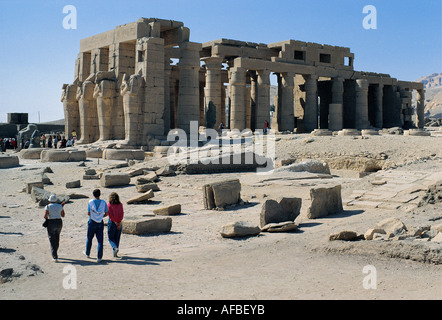 Blanc trois touristes se rendant sur le Ramesseum ou temple funéraire de Médinet Habou Ramsès II près de la Vallée des Rois Egypte Banque D'Images