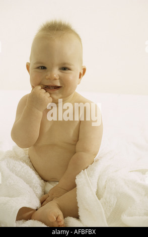 Baby Boy sitting up laughing Banque D'Images