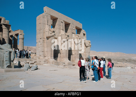 Le Ramesseum ou temple funéraire de Médinet Habou Ramsès II près de la Vallée des Rois Egypte Banque D'Images