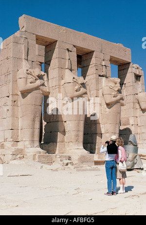 Le Ramesseum ou temple funéraire de Médinet Habou Ramsès II près de la Vallée des Rois Egypte Banque D'Images