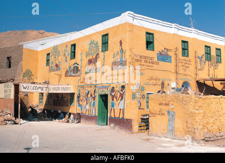 L'Albâtre peint jaune Factory dans village proche de la Vallée des Rois Egypte Banque D'Images