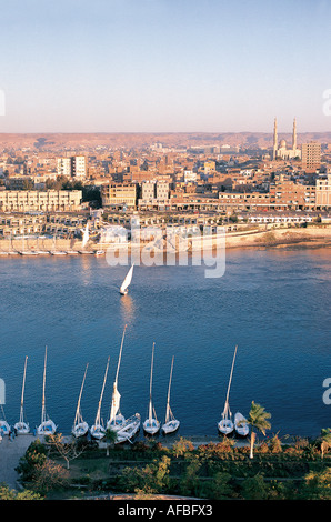 Assouan vu du haut de l'Hotel Aswan Oberoi sur l'île Eléphantine Assouan Egypte Banque D'Images