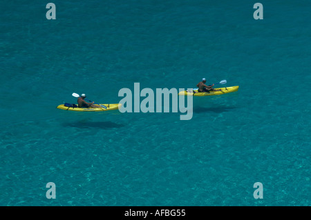 Deux personnes en kayak océan bleu clair, Nassau, Bahamas Banque D'Images