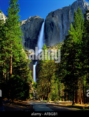 Yosemite Falls lower falls trail Yosemite National Park CA Banque D'Images