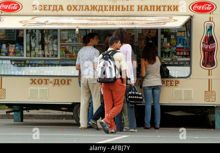 Restauration Mobile shop et les clients de la Russie Banque D'Images