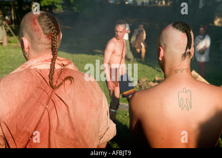 Native American Indian autochtones en costumes reenactors powwow robe Grand Encampment annuel Fort Ticonderoga New York Banque D'Images