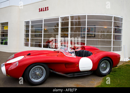 250 Testa Rossa de 1950 à l'extérieur de style Art déco de la guède Corner car sales d'exposition de 1930 à la Goodwood Revival Banque D'Images