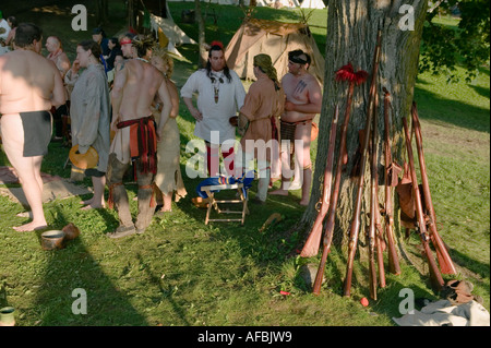 Native American reenactors en costume camp pow-wow annuel robe de danse Grand Encampment Fort Ticonderoga New York Banque D'Images