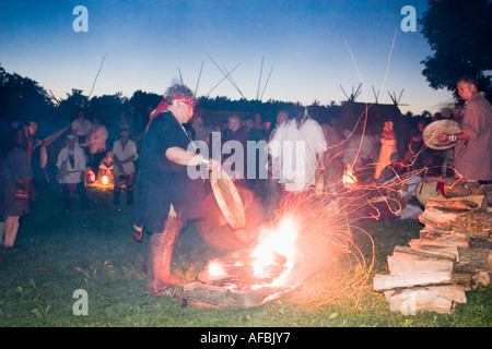 Native American reenactors en costume camp pow-wow annuel robe de danse Grand Encampment Fort Ticonderoga New York Banque D'Images