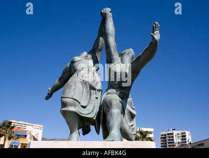 Torremolinos Costa del Sol Malaga Province Espagne Statue de la peinture de Pablo Picasso intitulé deux femmes s'exécutant sur la plage Banque D'Images