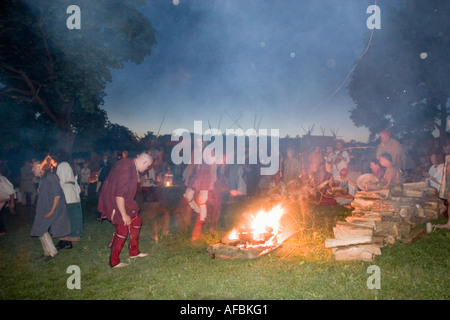 Native American reenactors en costume camp pow-wow annuel robe de danse Grand Encampment Fort Ticonderoga New York Banque D'Images