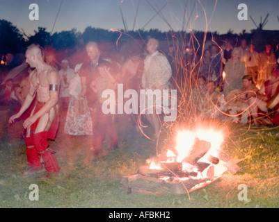 Native American reenactors en costume camp pow-wow annuel robe de danse Grand Encampment Fort Ticonderoga New York Banque D'Images