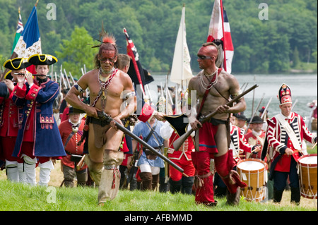 La représentation des Indiens et soldats britanniques Fort Ticonderoga New York Grand Encampment annuel de reconstitution de la guerre de Français Banque D'Images