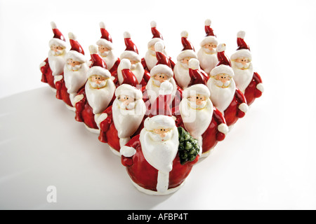 Santa Claus figurines standig en forme de triangle Banque D'Images