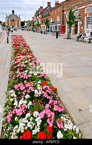 Une vue le long de la grand-rue à Henley on Thames, Oxfordshire en Angleterre. Banque D'Images