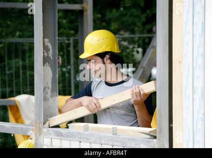 Projet de construction avec les étudiants de l'Iran à l'université de Wuppertal qu'ils apprennent et construire une maison quakeproof ici Banque D'Images