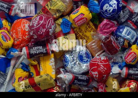 Un assortiment de bonbons emballés individuellement au service unique Banque D'Images