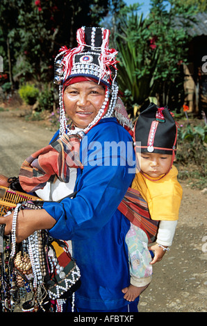 Femme avec vente de cadeaux pour bébé, Hill Tribe, Village de Pang Daeng, Chiang Dao, la province de Chiang Mai, Thaïlande Banque D'Images