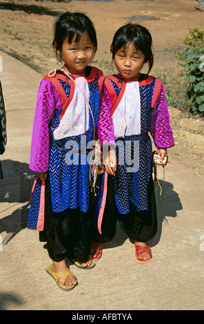 Deux jeunes filles de hill tribe, Village de Pang Daeng, Chiang Dao, la province de Chiang Mai, Thaïlande Banque D'Images