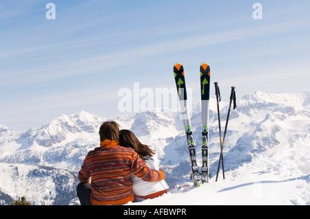 Couple dans les montagnes, vue arrière Banque D'Images