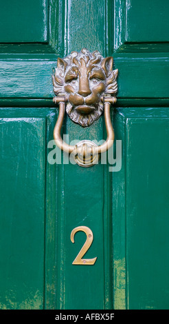 Heurtoir de porte en forme de lion sur la cathédrale de Hereford sur maison verte Angleterre UK Banque D'Images