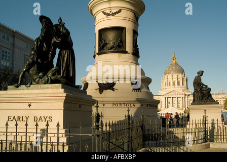 Les pionniers Monument (1894) et l'Hôtel de ville (1913-1915). Civic Center de San Francisco. L'État de Californie. USA. Banque D'Images