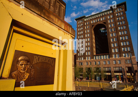 Pittsburgh Pennsylvania, plaque Roberto Clemente Bridge, pont, passe-haut, lien, connexion, construit en 1928 sur Allegheny River Water Pirate's Baseball Player PA032,v Banque D'Images