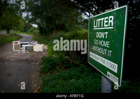 Fly-tipping : un conseil d'appel pour la litière pour être emmenés à la maison blanche avec des marchandises sous-évaluées en arrière-plan. Photo par Jim Holden. Banque D'Images