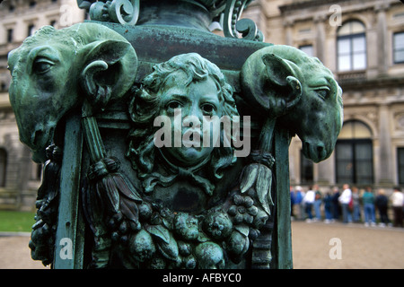 Rhode Island,Nouvelle-Angleterre,Newport,The Breakers,construit en 1895,Vanderbilt retraite d'été,lampadaire en cuivre,lampe, design,publicité,marché,monnaie,argent,non Banque D'Images