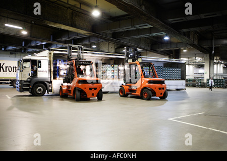 Brauerei C UNE Veltins GmbH und Co Le chargement et déchargement du camion dans le centre logistique Banque D'Images