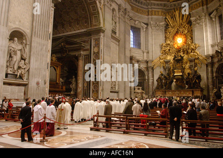 Une masse qui s'est tenue à la basilique St Pierre à l'autel et le triomphe de la Chaire de Saint Pierre Banque D'Images