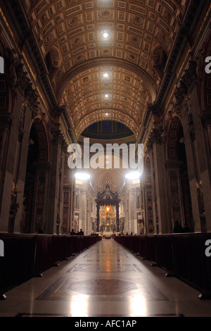Intérieur de la Basilique St Pierre au Vatican, avec l'autel papal en arrière-plan Banque D'Images