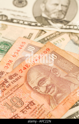 Indian Rupee notes sur haut de dollar bills Banque D'Images