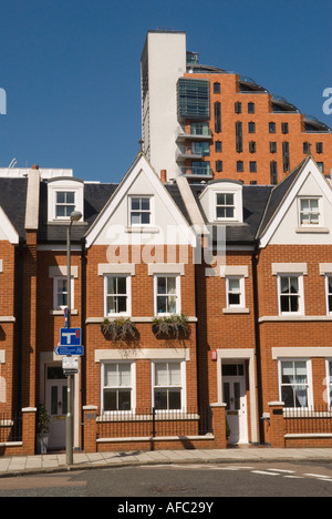 Nouvelle construction, maisons modernes de style édouardien construites dans l'ombre de Putney Wharf Tower SW 15 South West London Angleterre des années 2007 2000 UK HOMER SYKES Banque D'Images