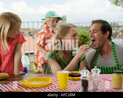 Family eating sur balcon Banque D'Images