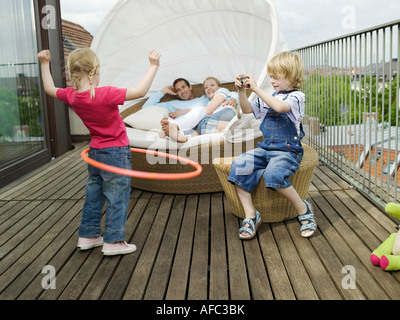 Sur le balcon de la famille, les enfants qui jouent Banque D'Images