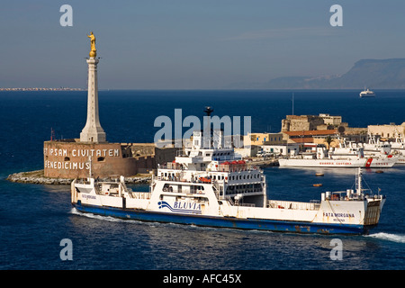 Passage Ferry Statue Madonnina del Porto Port de Messine Sicile Italie Banque D'Images