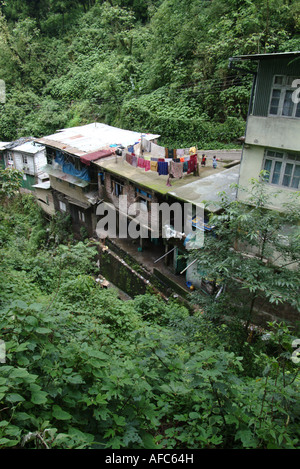 Les enfants jouent sur un toit près de la laverie le séchage sur la ligne à Darjeeling, West Bengal, India. Banque D'Images