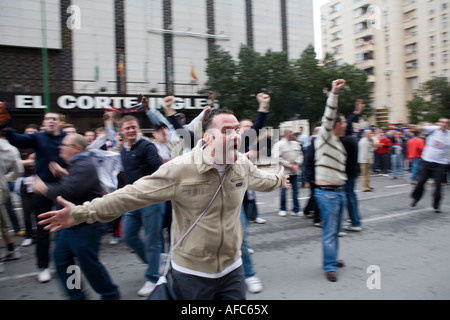 Provoquant des fans de Tottenham en face, Séville, Espagne Banque D'Images