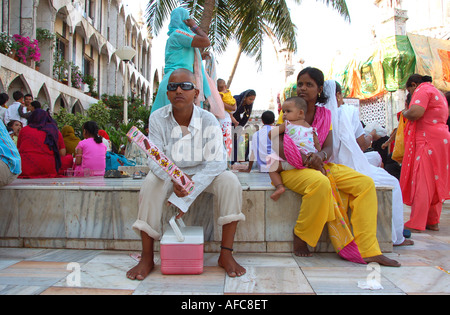 Les gens à l'intérieur cour intérieure de la mosquée Haji Ali Dargah dans Mumbai, Inde Banque D'Images