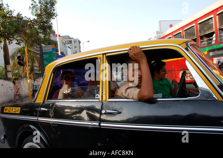 Les touristes en taxi à Mumbai / Bombay, Inde Banque D'Images